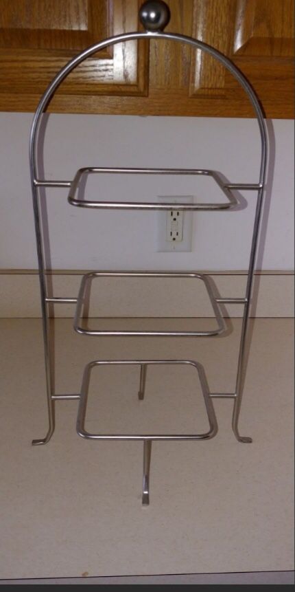 Pamper chef simple additions square plate tier medal stand
