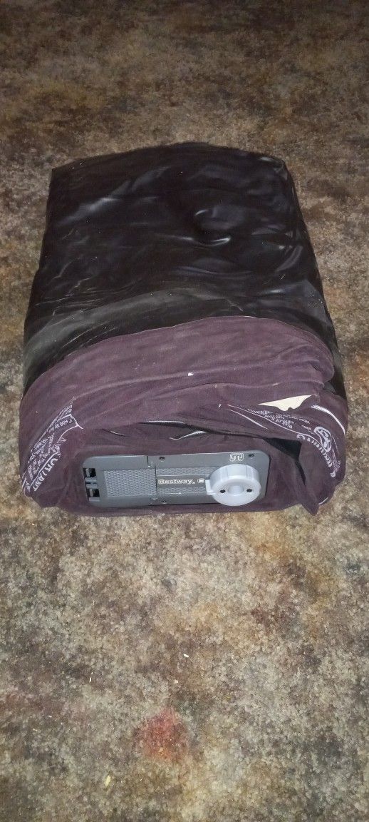 Queen Size Air Mattress 20 Inch With Built In Pump, Bestway