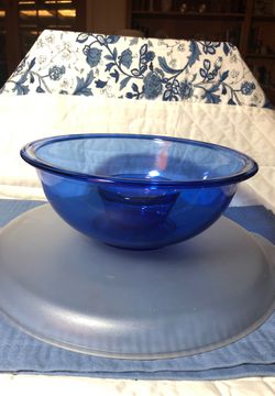 Pyrex cobalt blue mixing bowl with custard cup Thumbnail
