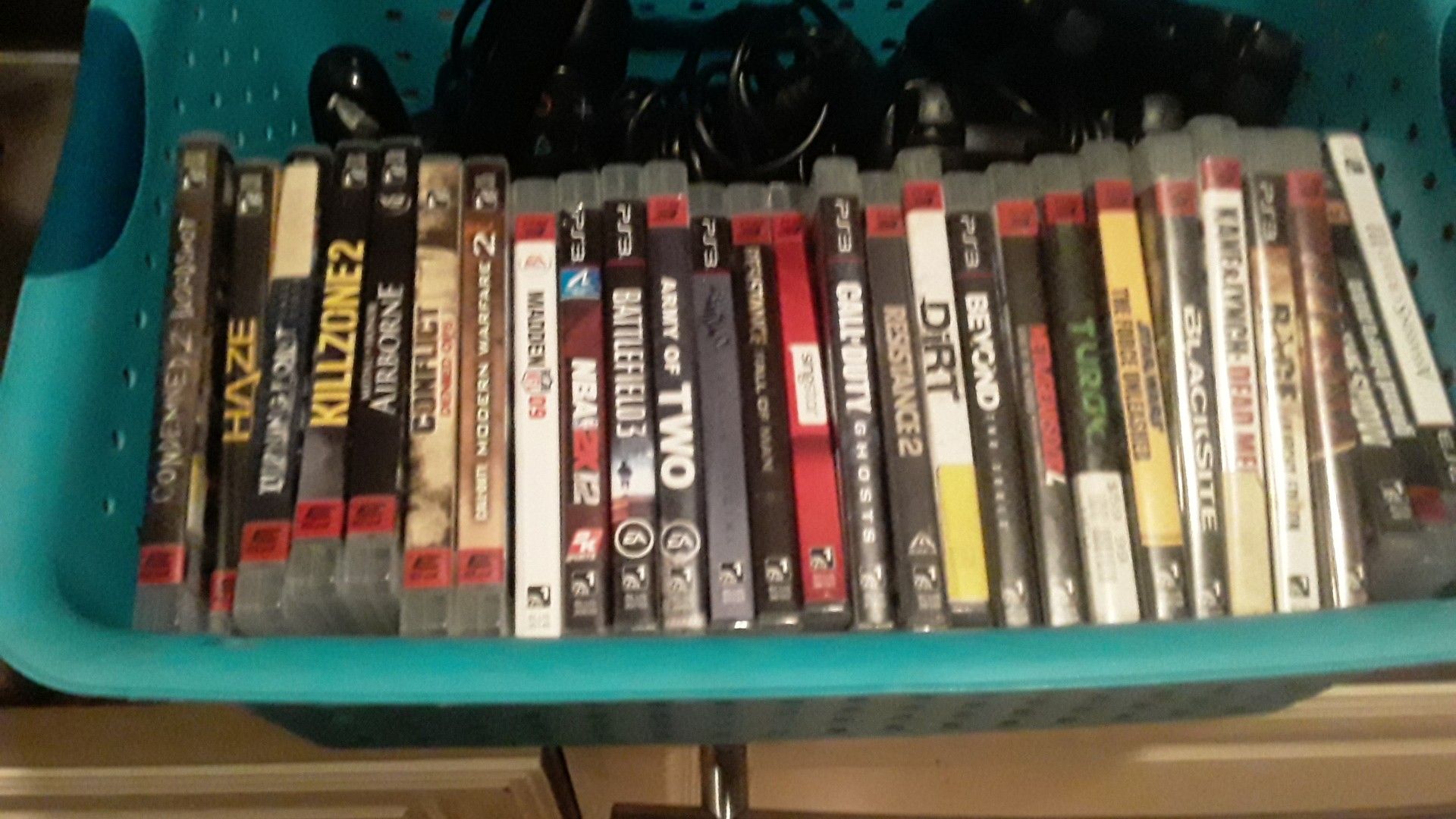 Ps3, microphone, 4 controllers, ps4 TV remote, 29 games