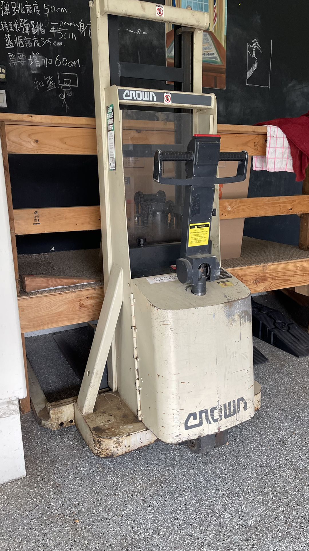 Crown Pallet Stacker Forklift 