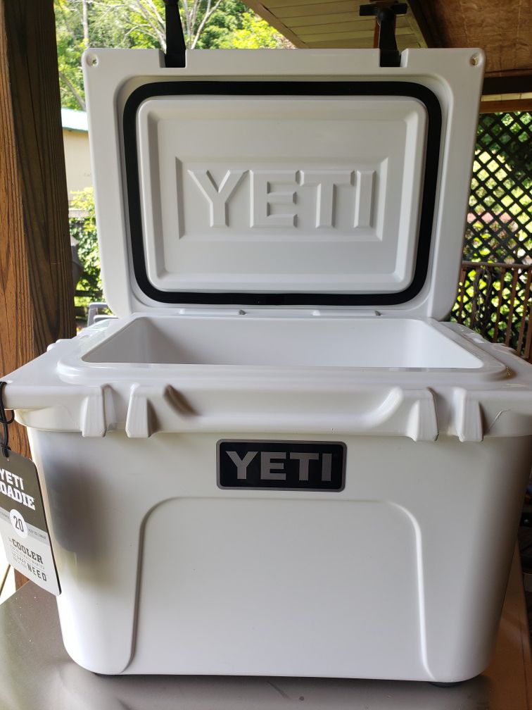 Yeti Roadie 20 Cooler in White "New"