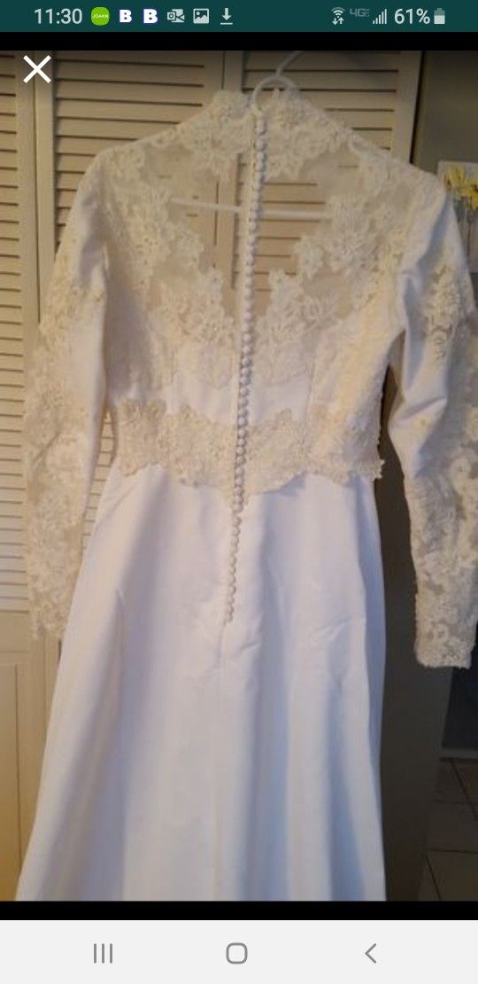 Beautiful Wedding Dress W/ Extra Long Veil