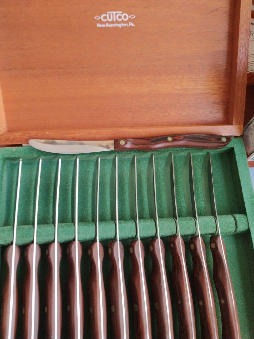 Vintage 12 Piece Mahogany handle Cutco Table Knive Set In Mahogany Box
