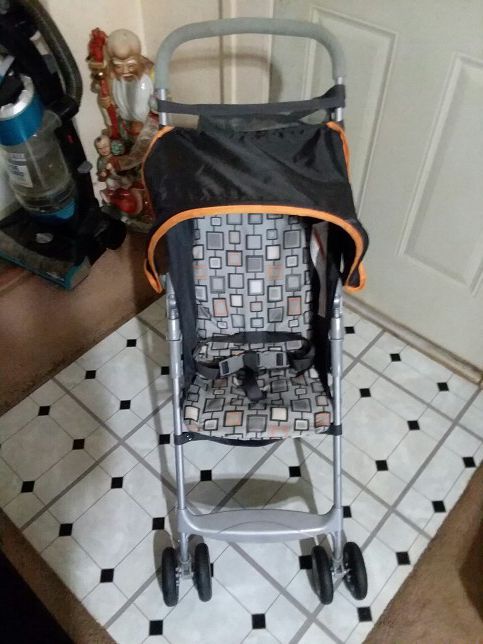 (VERY GENTLY USED) CONVENIENT BABY STROLLER: $35 OR BEST OFFER.