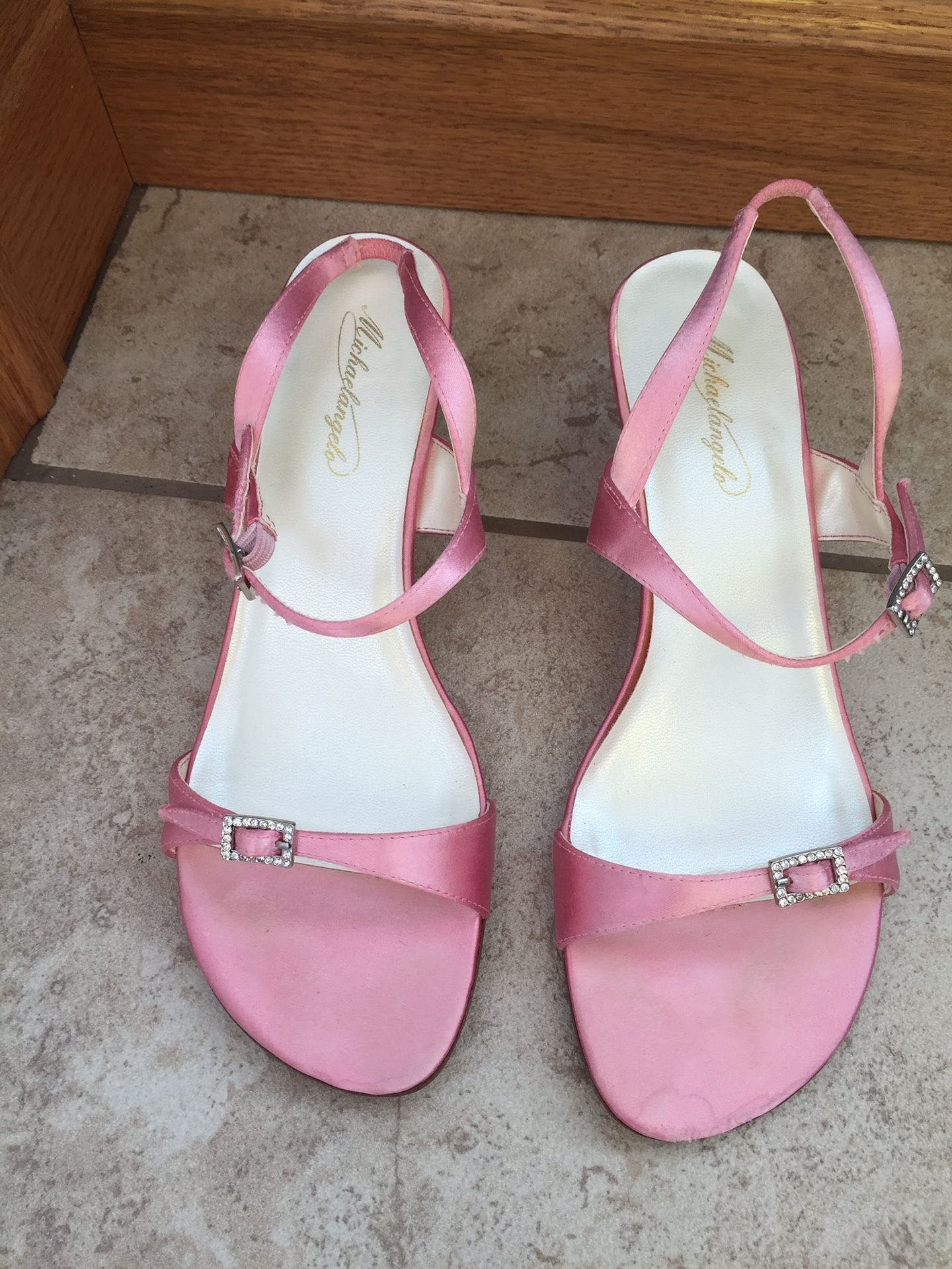 Formal Full length gown, shawl, and matching shoes. See all pictures. Gown Size 4