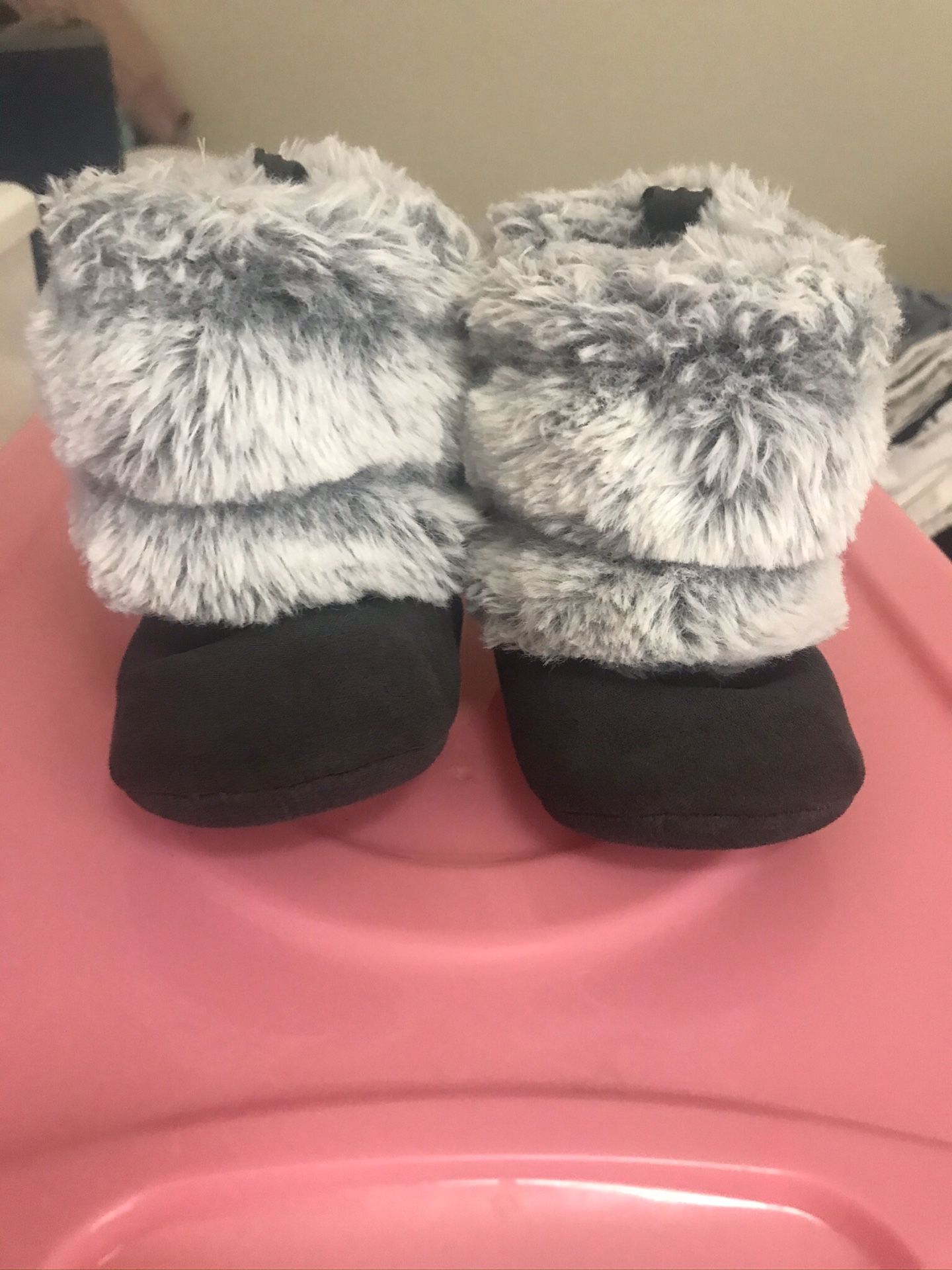 Baby girls 🎀 boots 👢 Size 6-9