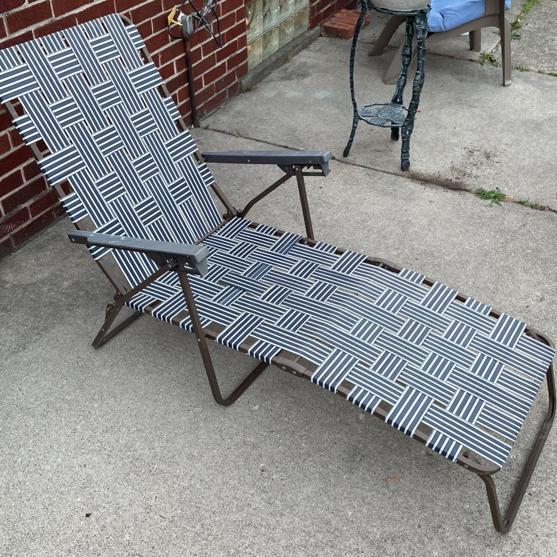 Folding lounge chair for the beach