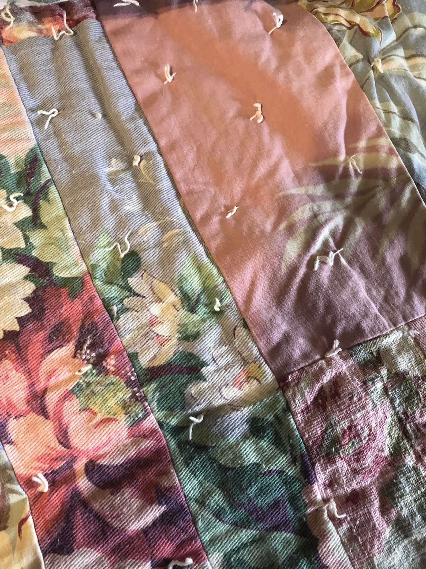 Patchwork Ouilt / Queen Size / One small stain