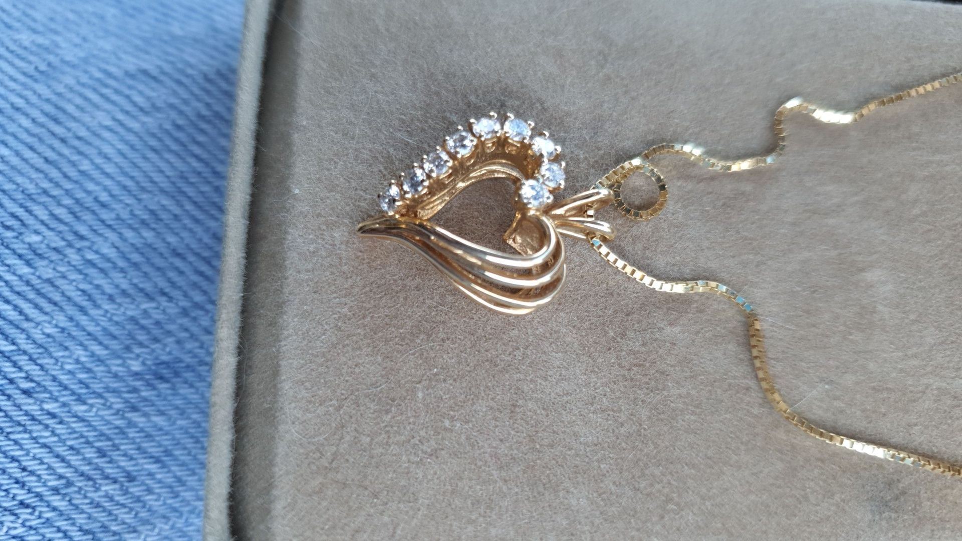 14kt gold penant with 18inch 14kt chain w/9. 10th carat diamonds