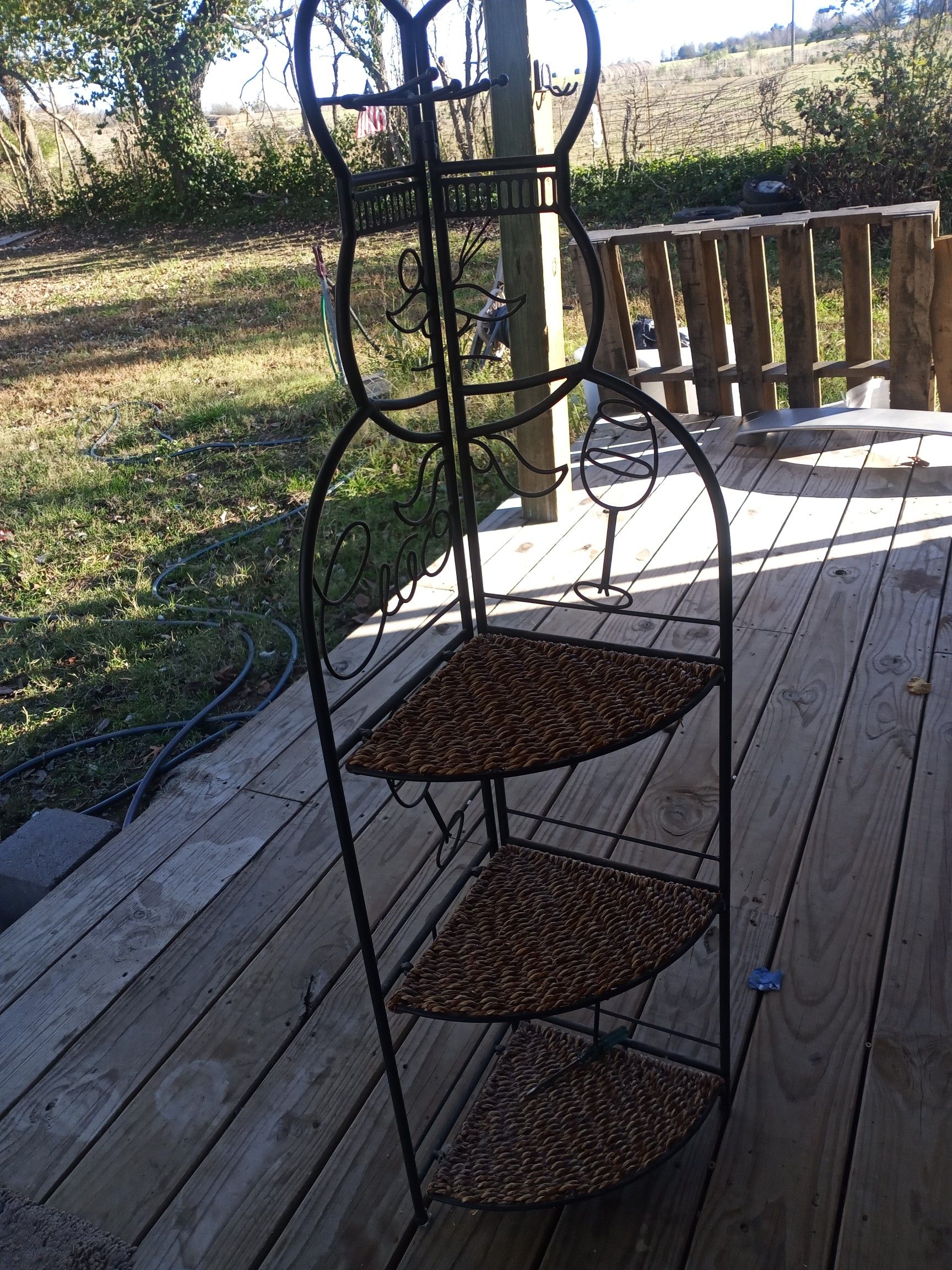 Corner shelf wine rack