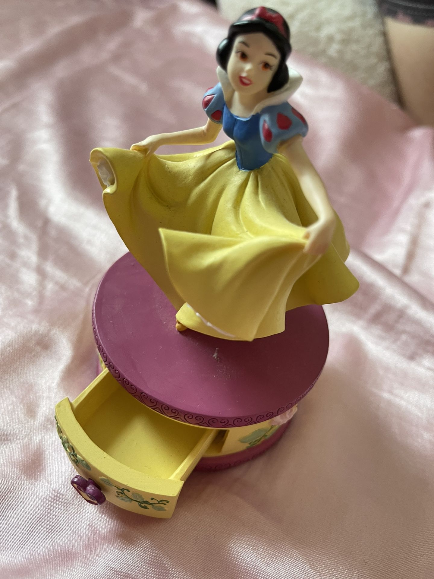 Disney Snow White Trinket Figurine 