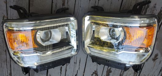 GMC Sierra Headlights Left/Right 900$ or best offer Thumbnail