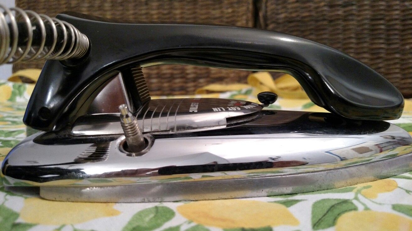 Vintage General Electric Collapsible Travel Steam Iron, Photo Prop or Laundry Decoration, EUC.