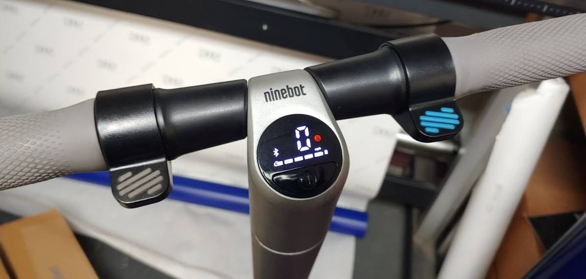 Segway Ninebot KickScooter ES2 Folding Electric Scooter
