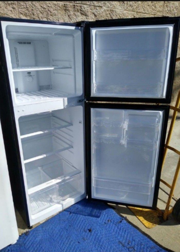 Refrigerador Mediano 2,020, Free Delivery.