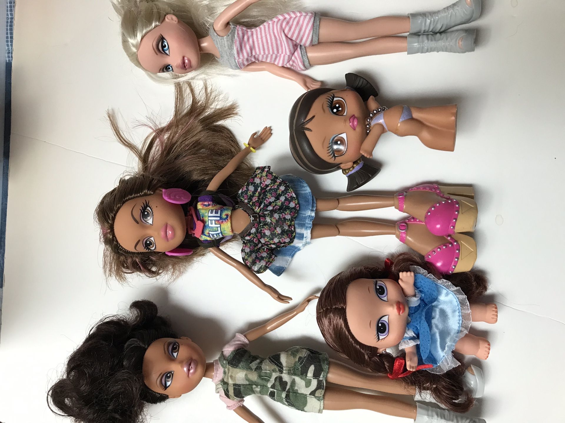 5 BRATZ dolls