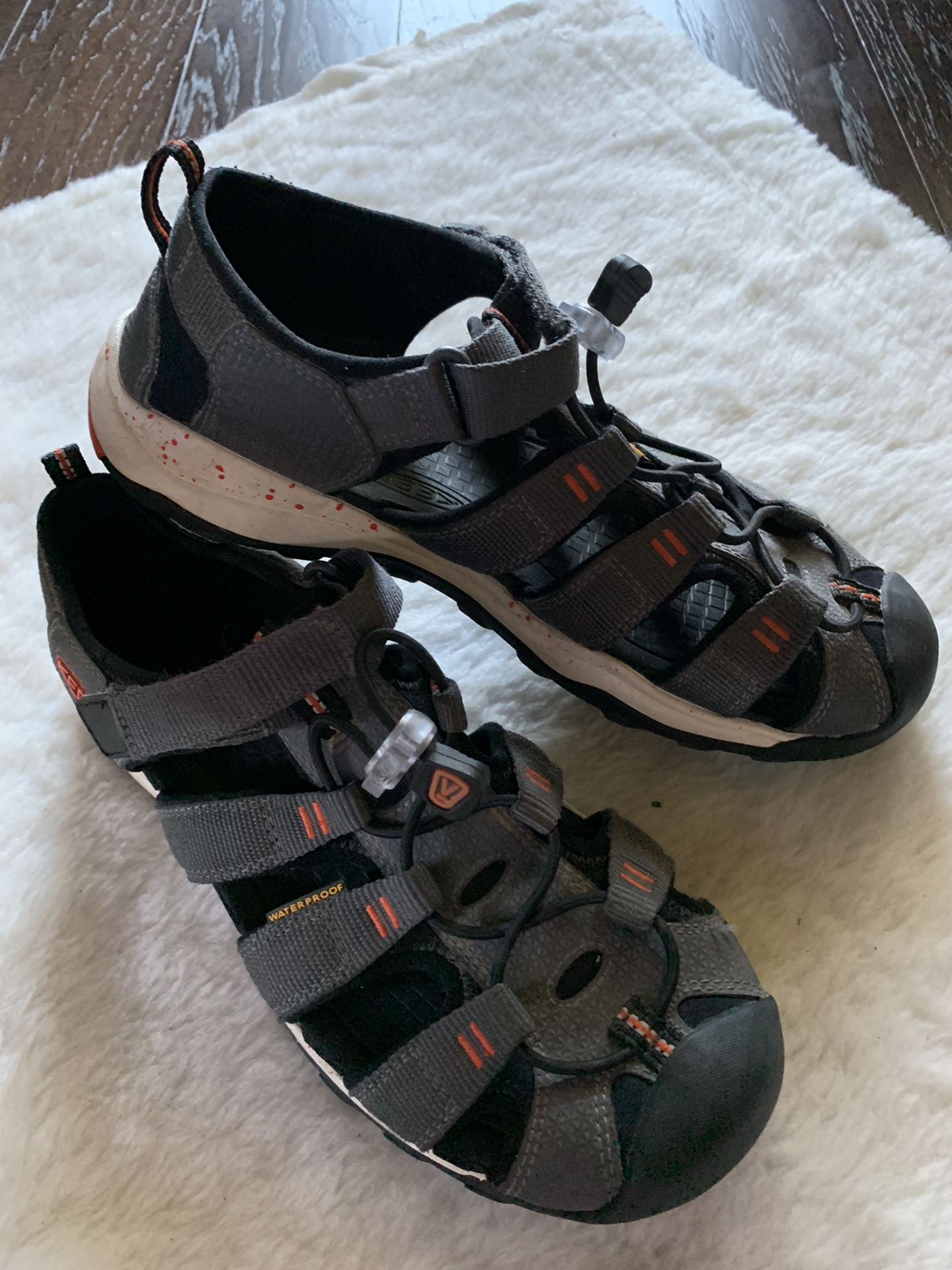 Keen close toe shoes Size 5 Women