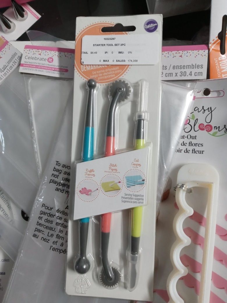 Herramiemta Para Reposteria Moldes De Silicon Para Fondant Duyas Y Muchas Cosas Mas. Los Precio Comienzan Desde $.50 Asta 25 Dlls