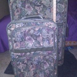 22 Inch rolling suitcase LUGGAGE- In Good Condition  Thumbnail