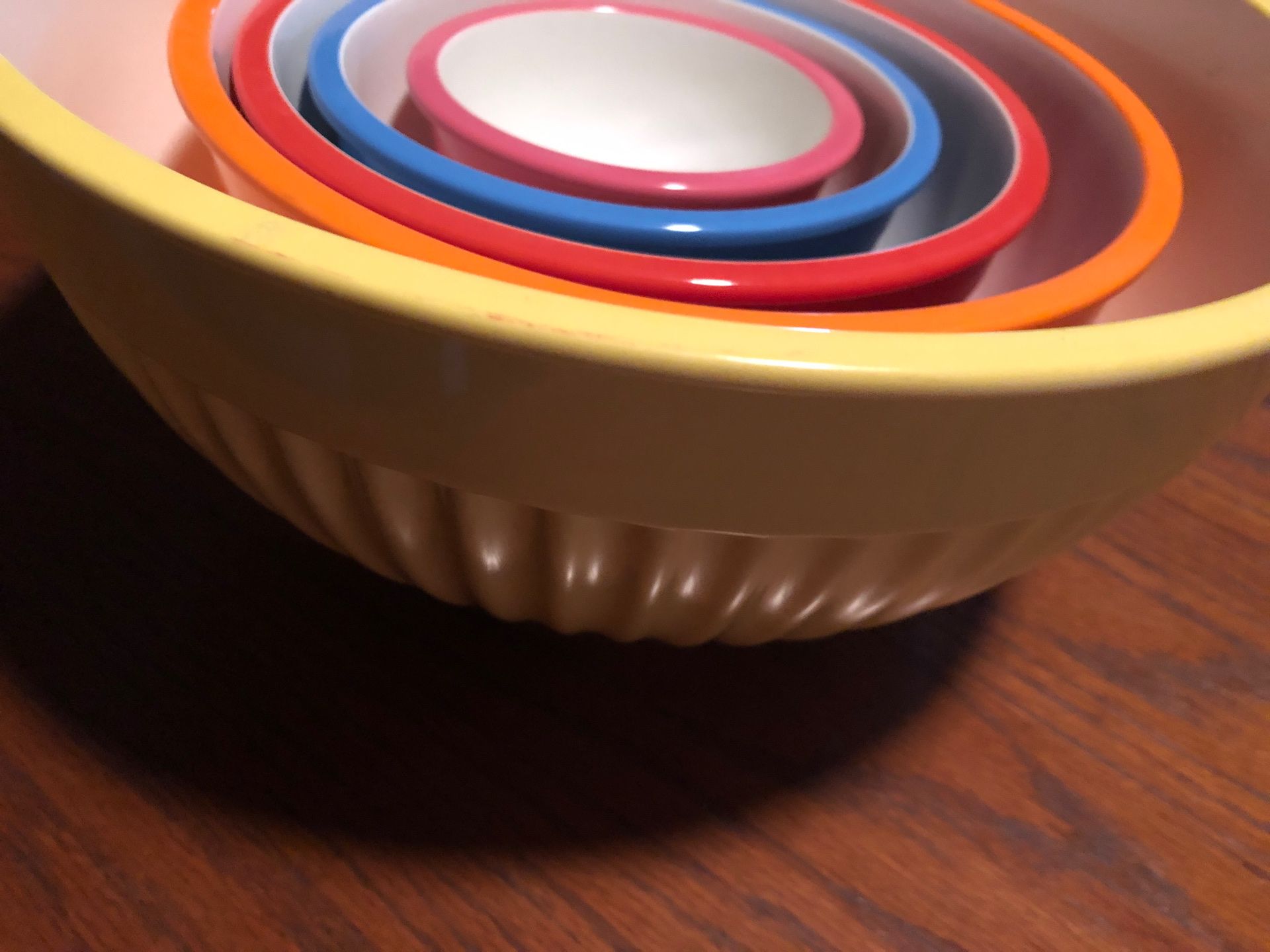 5 plastic mixing bowls