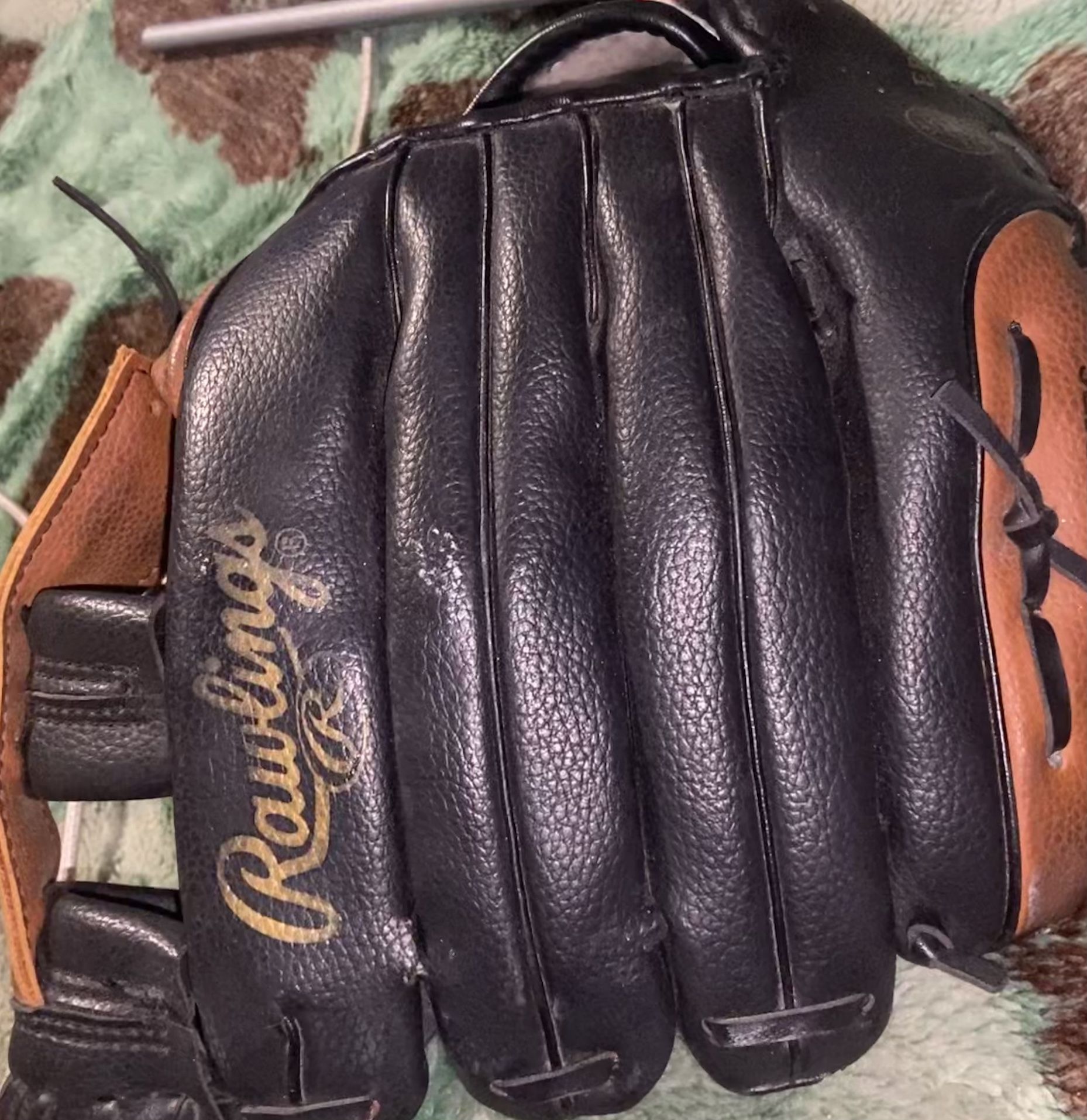 Gently used Rawlings PL15WB Baseball Glove 10 1/2” Genuine Leather Mitt Players Series RHT in great