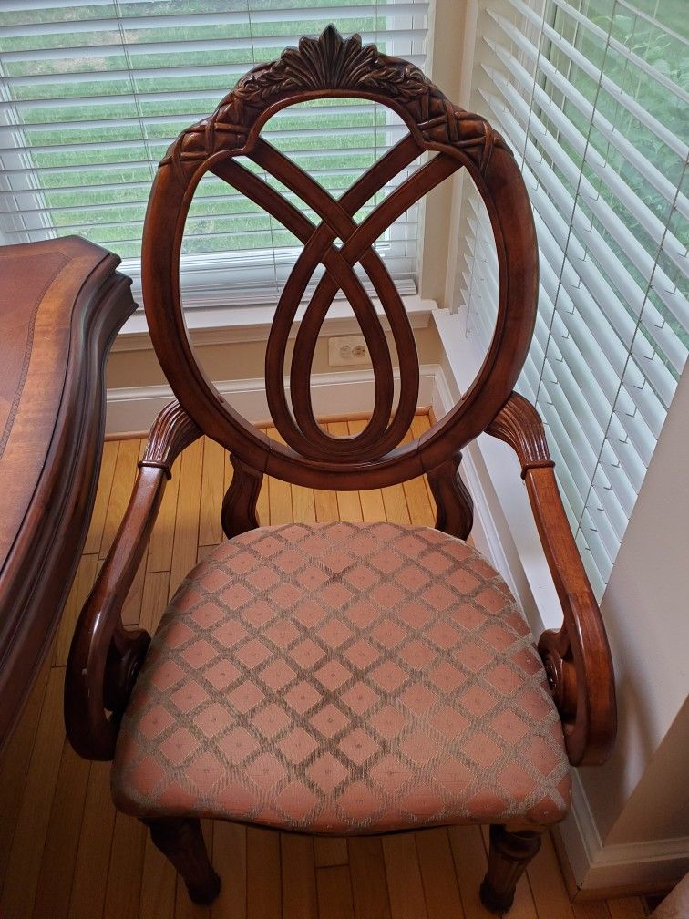 Dining Room Table and 6 Chairs