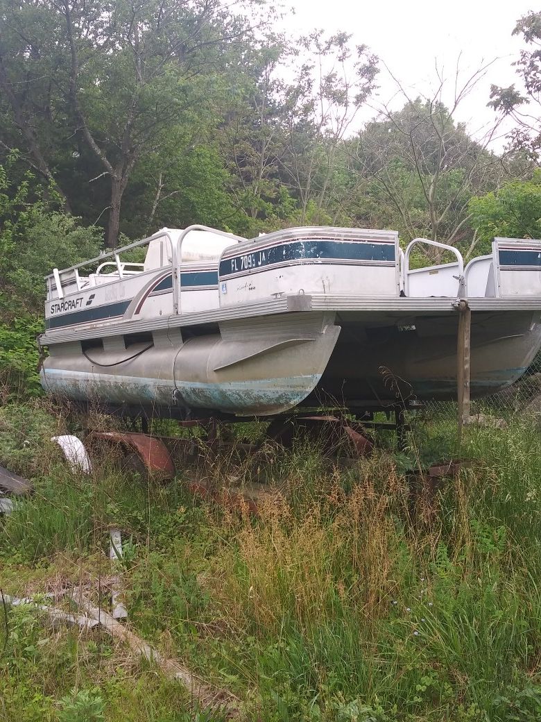 Pontoon boat