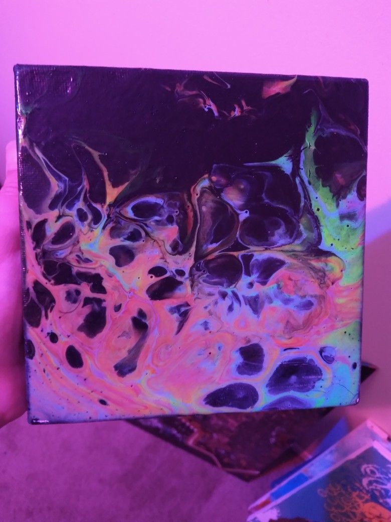 Small Box Shaped Colored Light Reactive Pour Painting