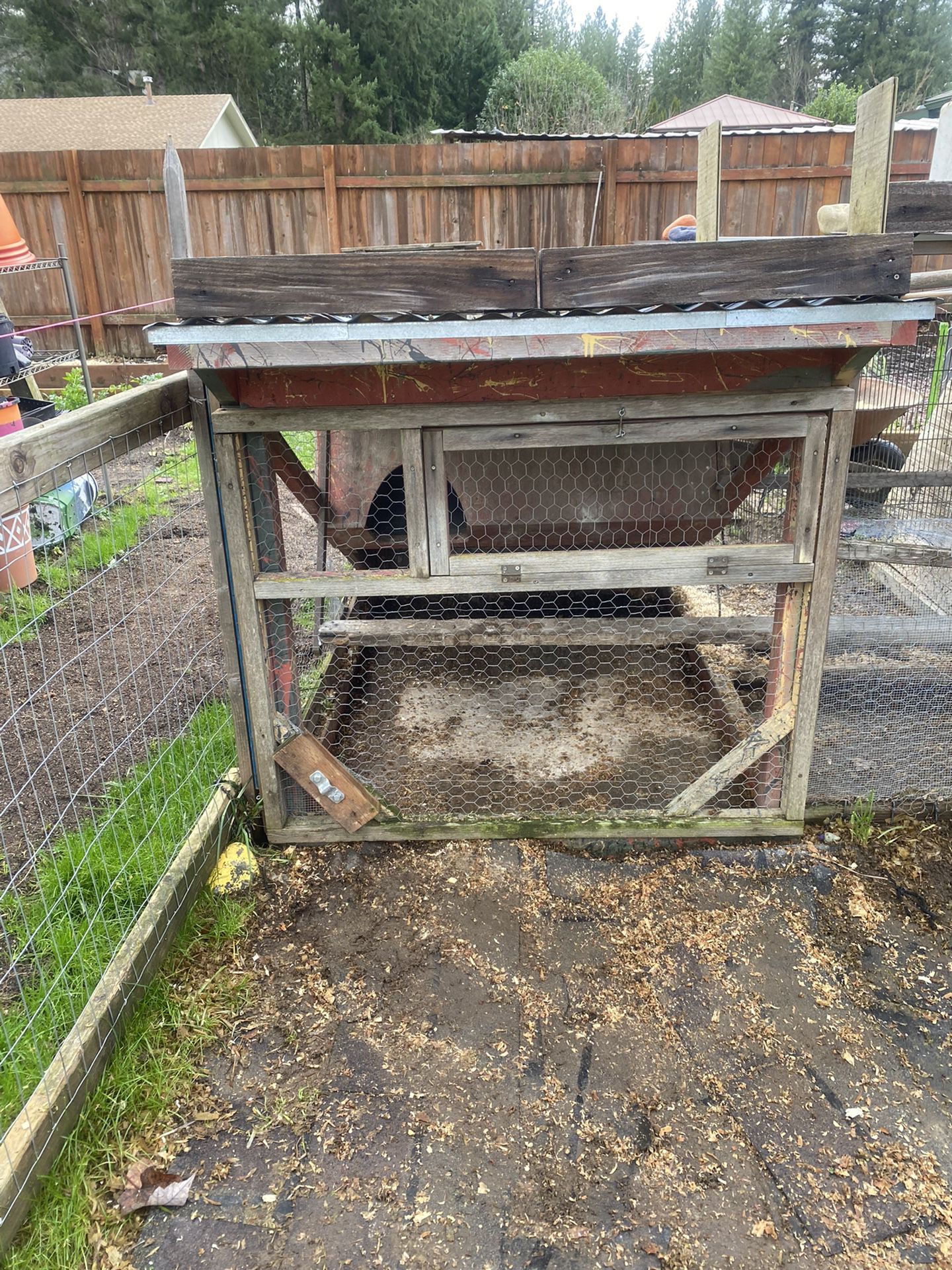 FREE!! LARGE CHICKEN COOP!!