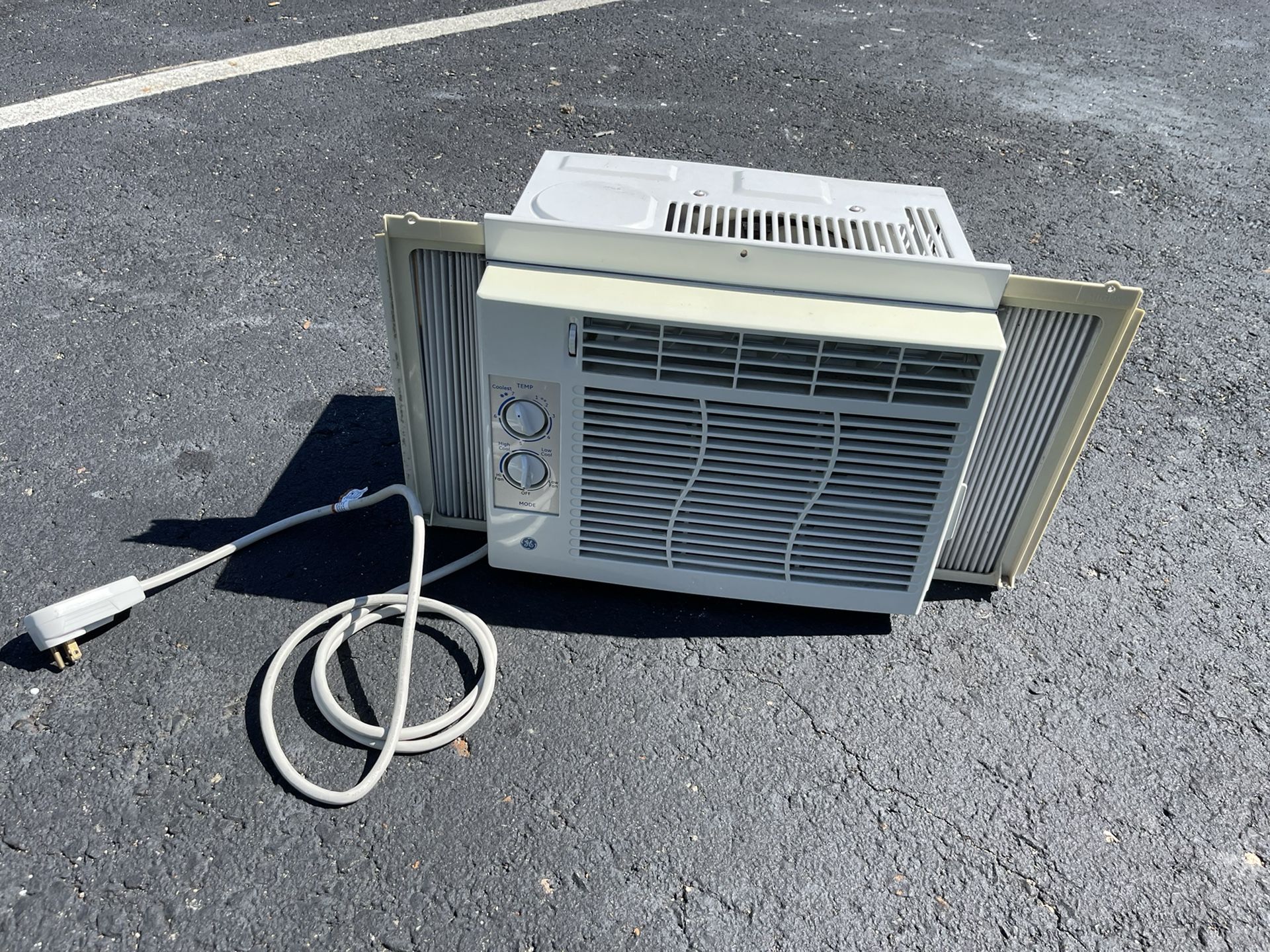 Air Conditioner 5,050 BTU Very Good Condition