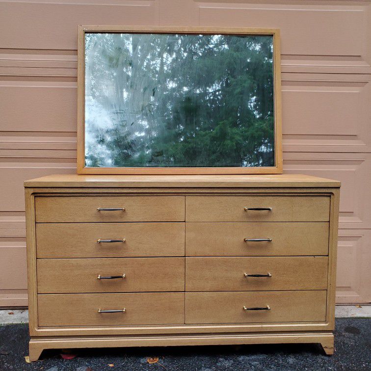 Beautiful Vintage Mid Century Modern Dresser/ TV Stand/ 8 Drawers Dresser. In Great Condition And Great Quality. And Mirror. Delivery Available 