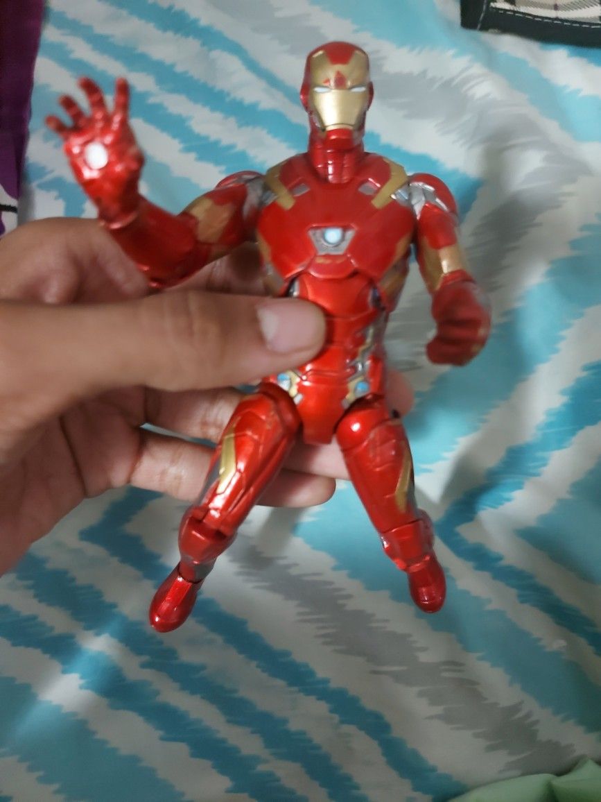 5 Marvel Action Figures, Deadpool, Iron Man, Ant Man, Captain America, Spiderman