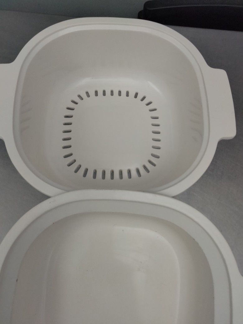 Rubbermaid Microwave Cookware 3 Pieces Set.