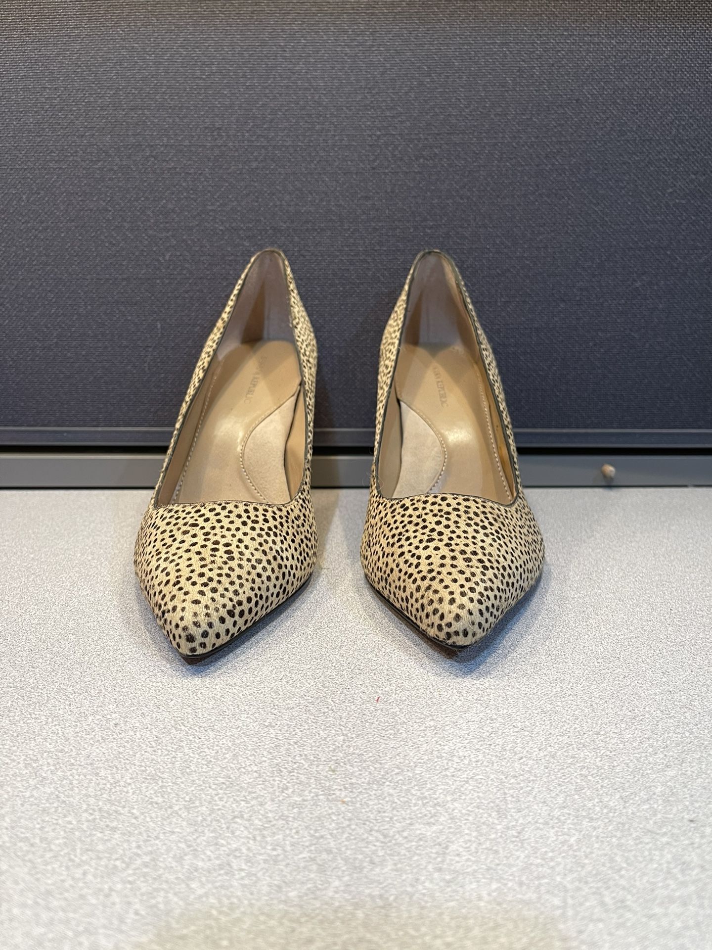 New Women’s Banana Republic Heels Fur Size 7,5