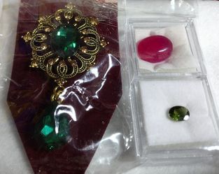 Value pack #2: natural green tourmaline, natural pink ruby and one vintage brooch  Thumbnail