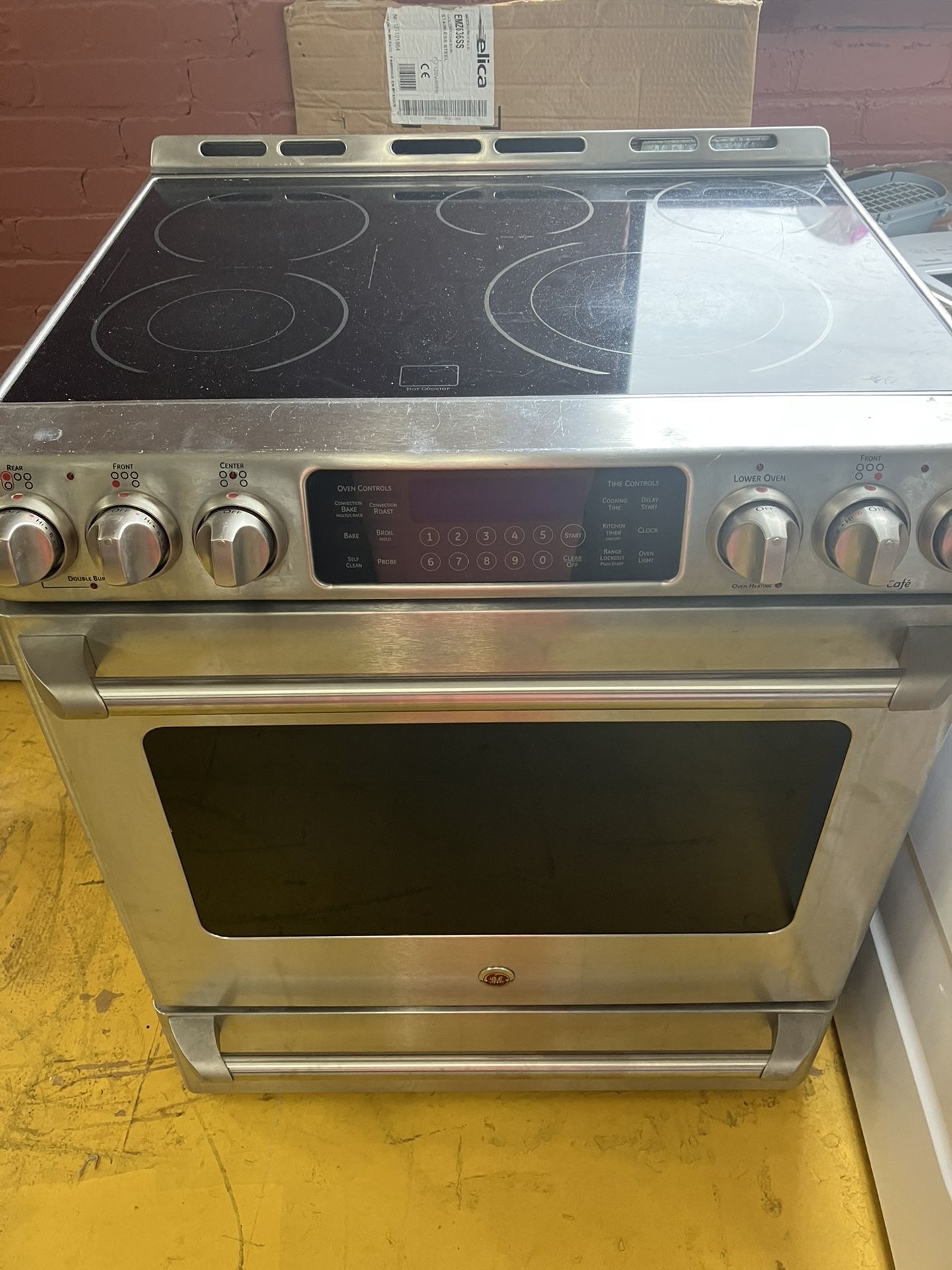 GE STAINLESS STEEL ELECTRIC STOVE
