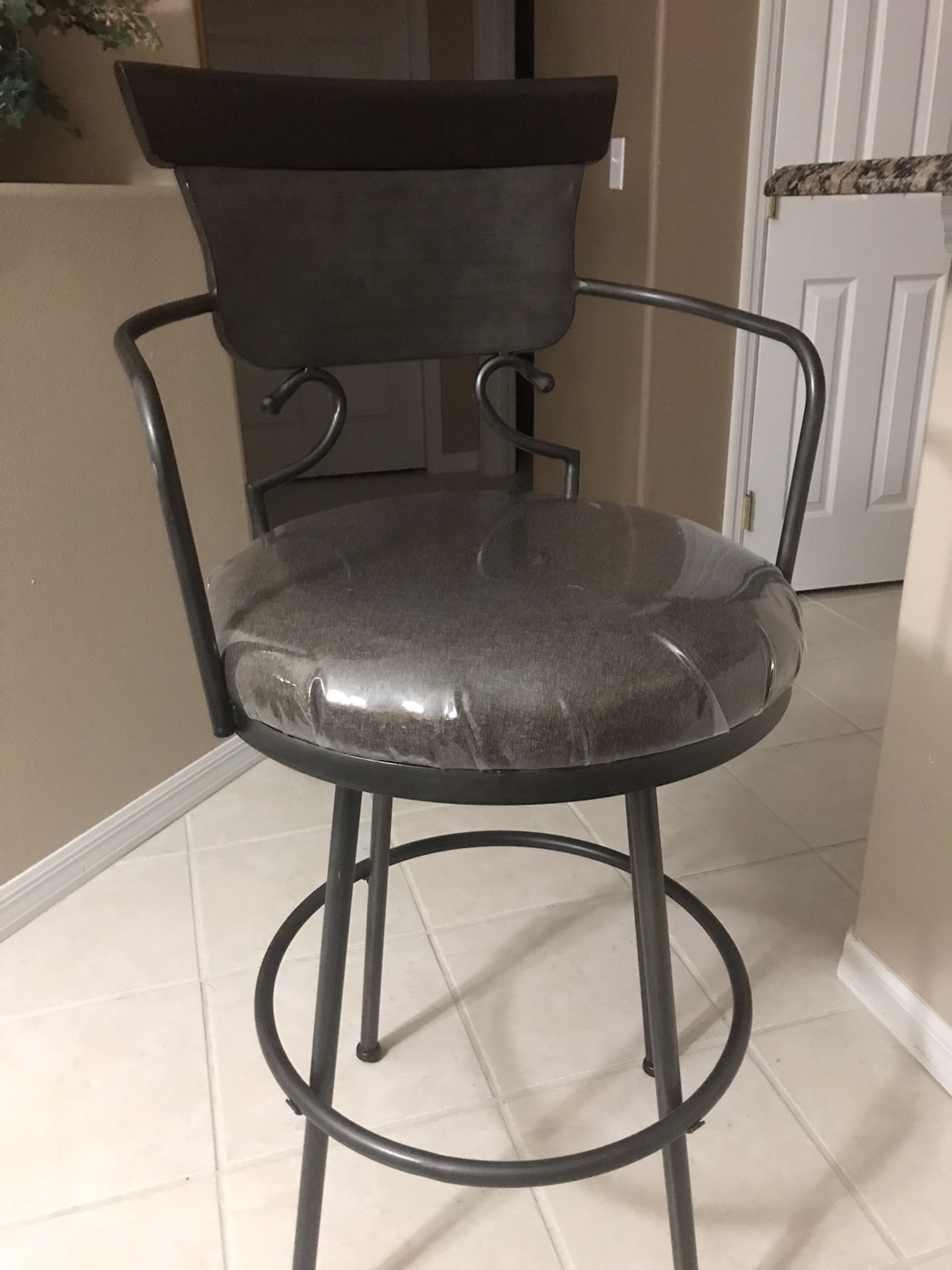 Bar Stools With Padded Seats  28”