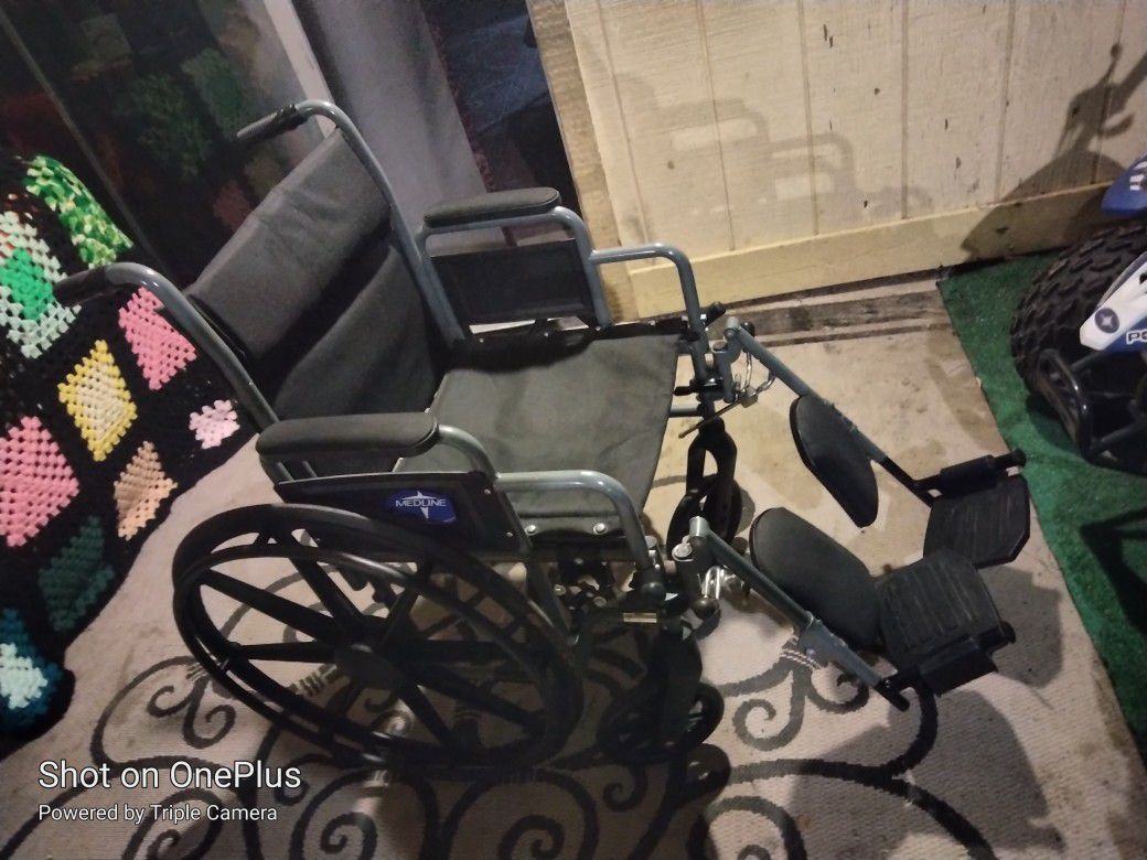 Very Nice Wheel Chair Hardly Used, Detachable Moving Legs With Foot Rests And Wheel Locks