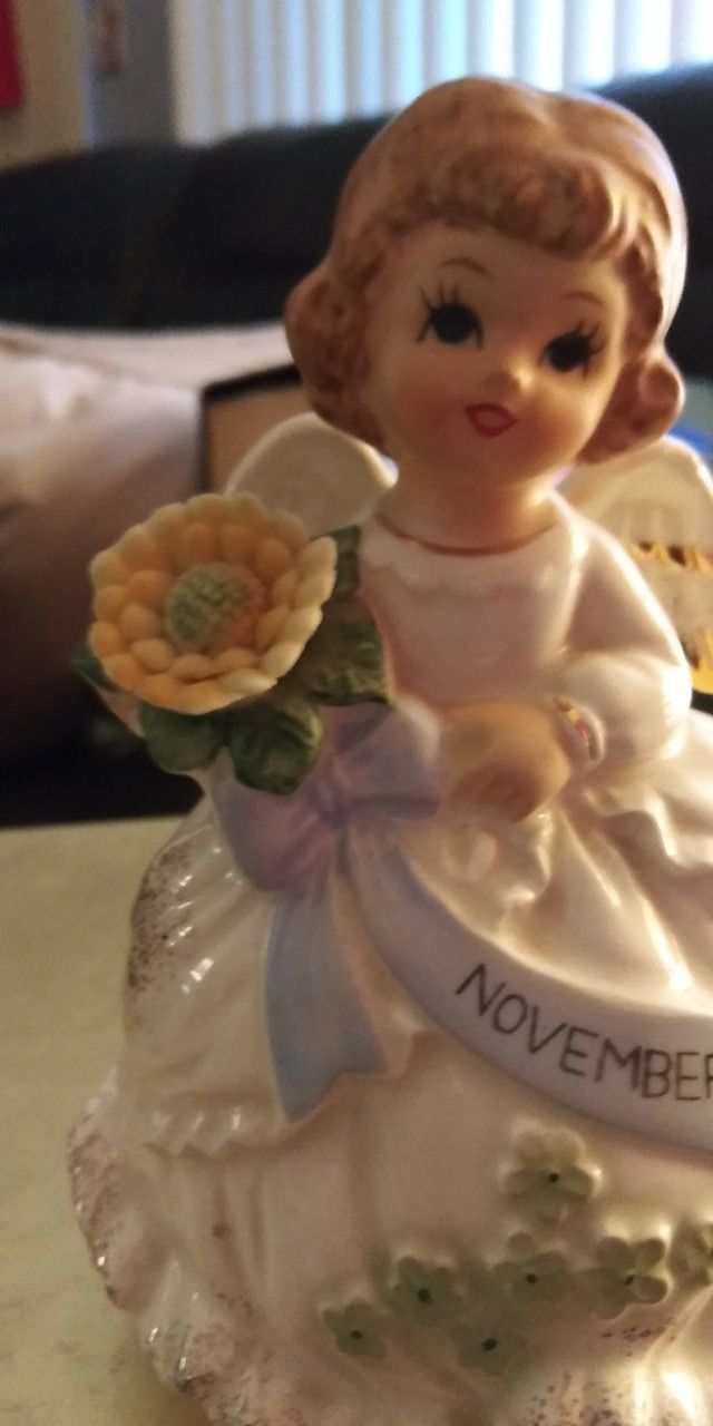 VINTAGE COLLECTIBLE LADIES MISS NOVEMBER CERAMIC PORCELAIN "HAPPY BIRTHDAY" MUSIC BOX MADE IN JAPAN