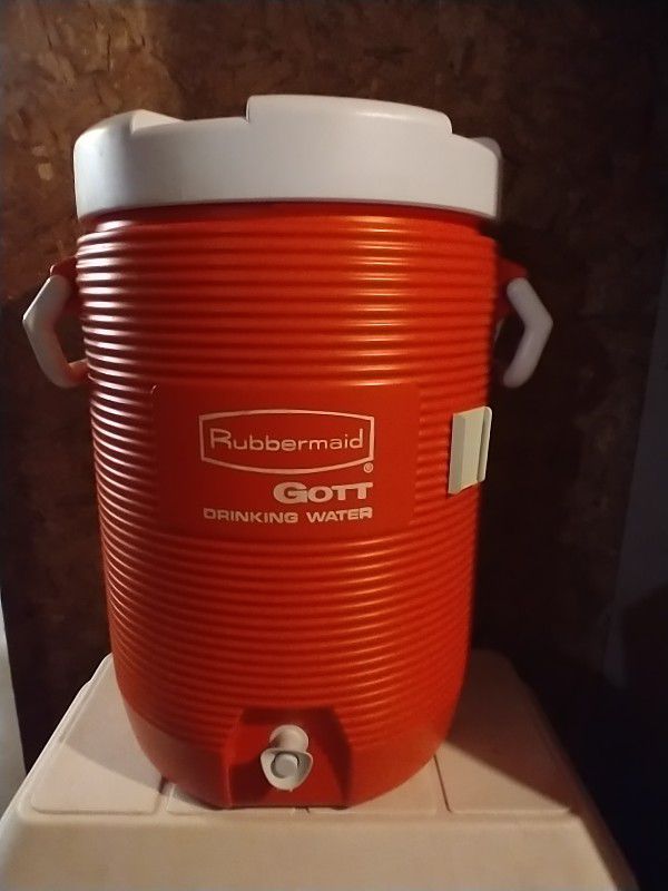 Rubbermaid 5 gallon Insulated beverage cooler/dispenser