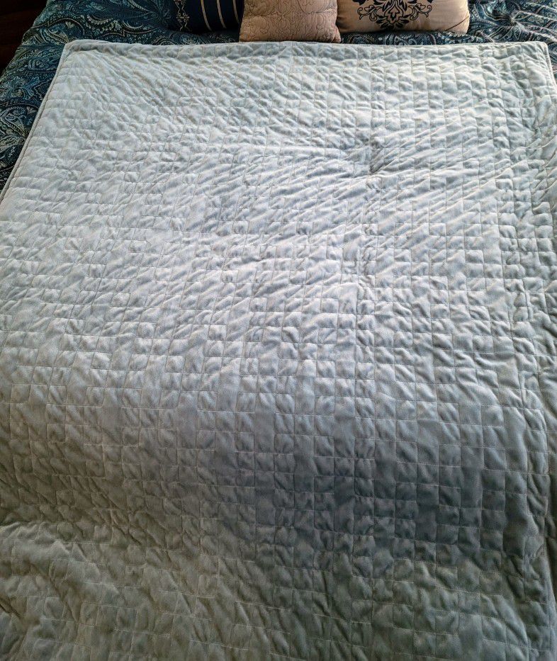 15 Pound Weighted Blanket, Almost 6x4 In Size,  New W/O Tags