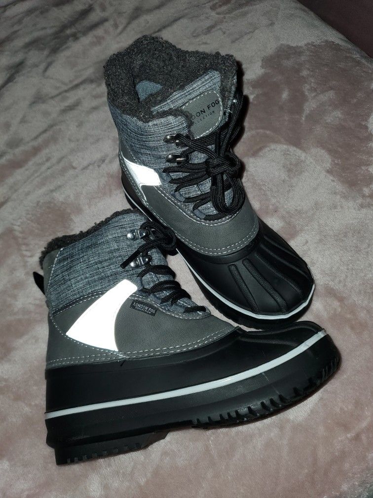 kids snow boots (new size 2)