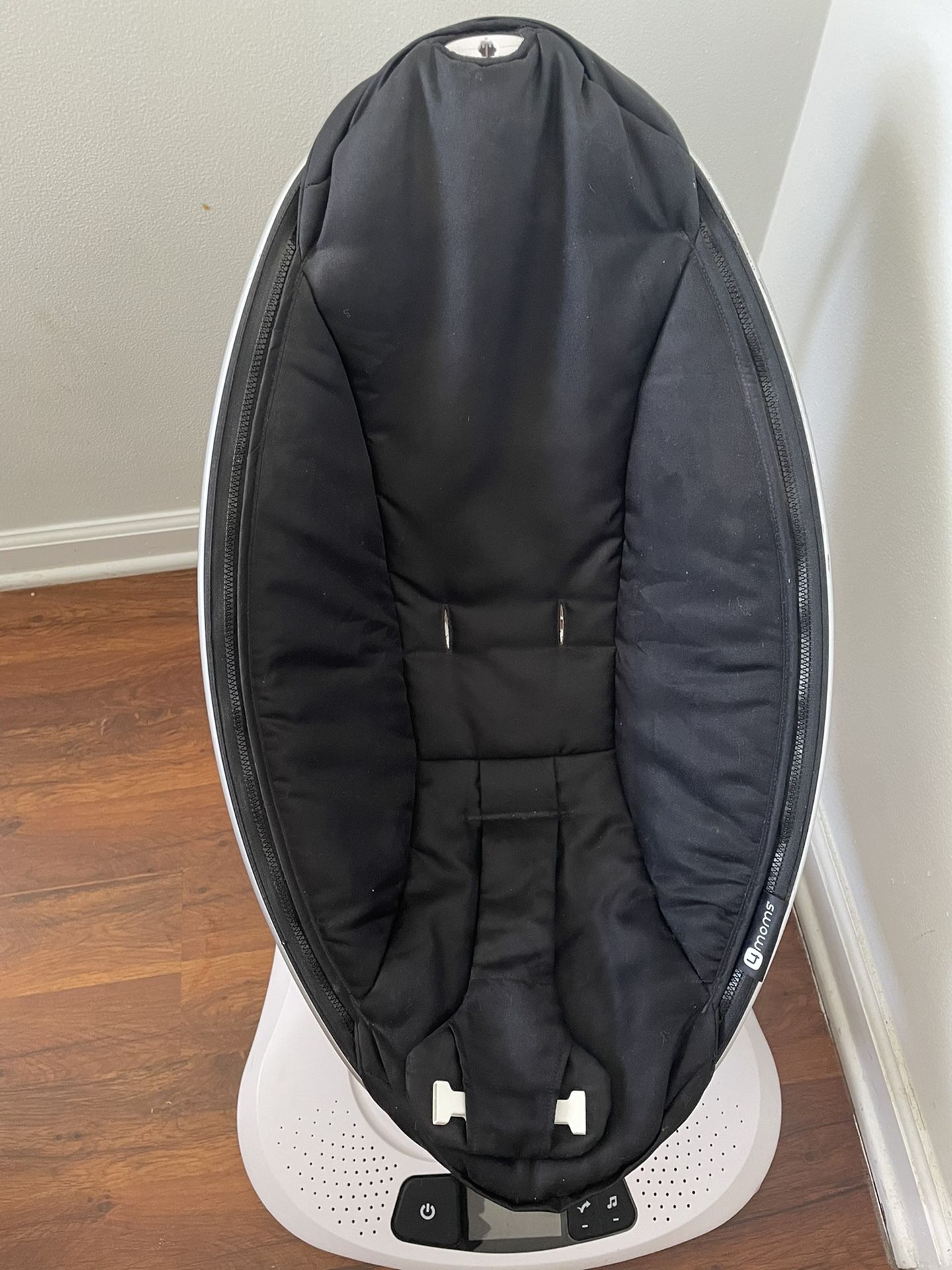 mamaRoo®4 multi-motion baby swing