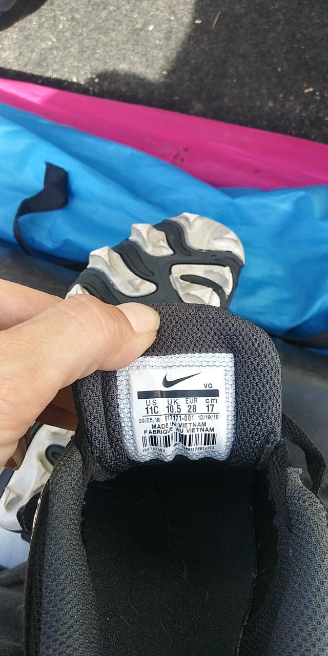 Youth football cleats