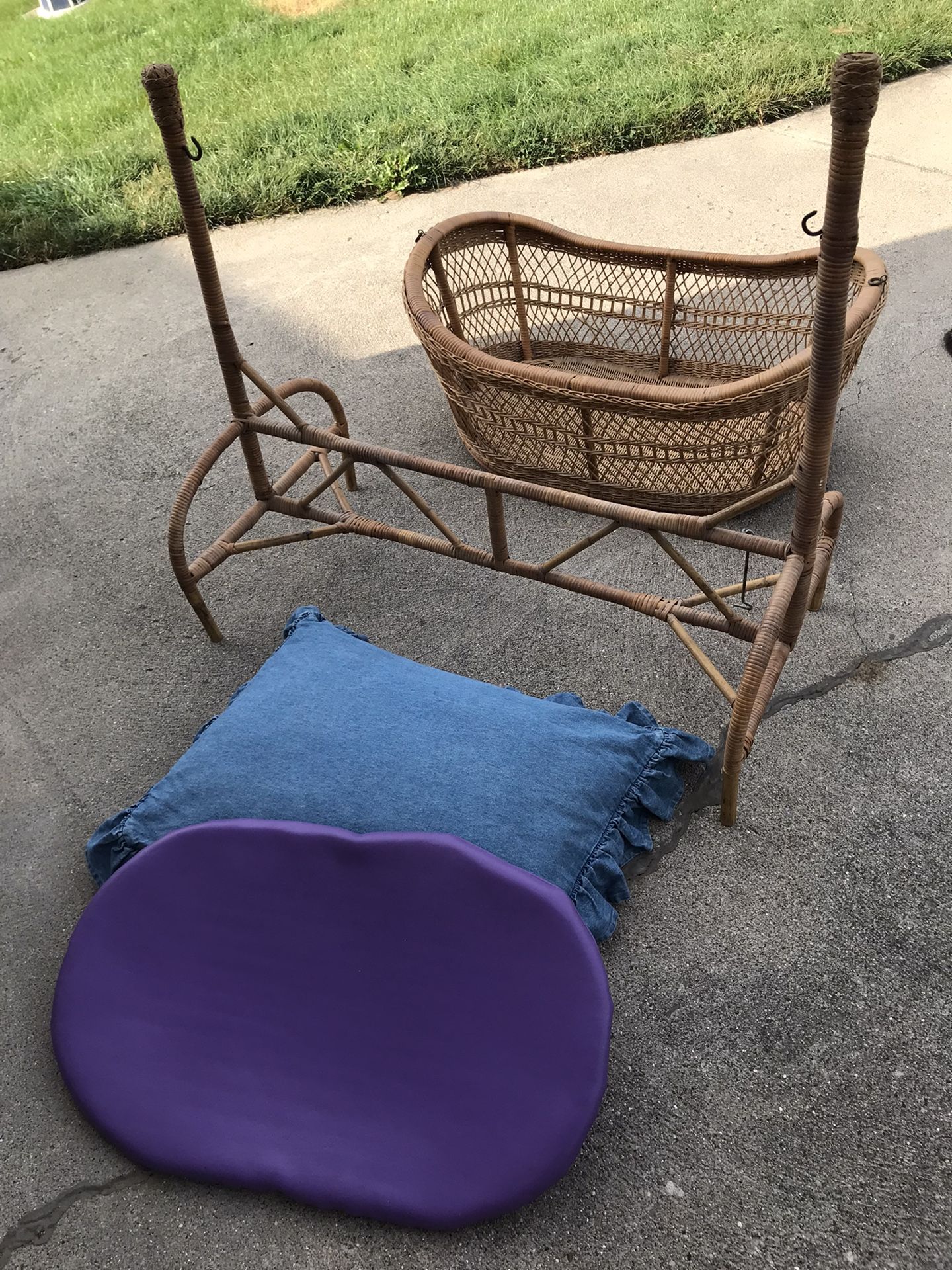 Wicker Rattan Full Size Cradle Or Garden Accessory w/Stand