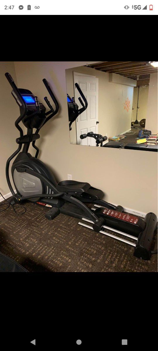 SOLE E35 ELLIPTICAL MACHINE ( LIKE NEW & DELIVERY AVAILABLE TODAY)