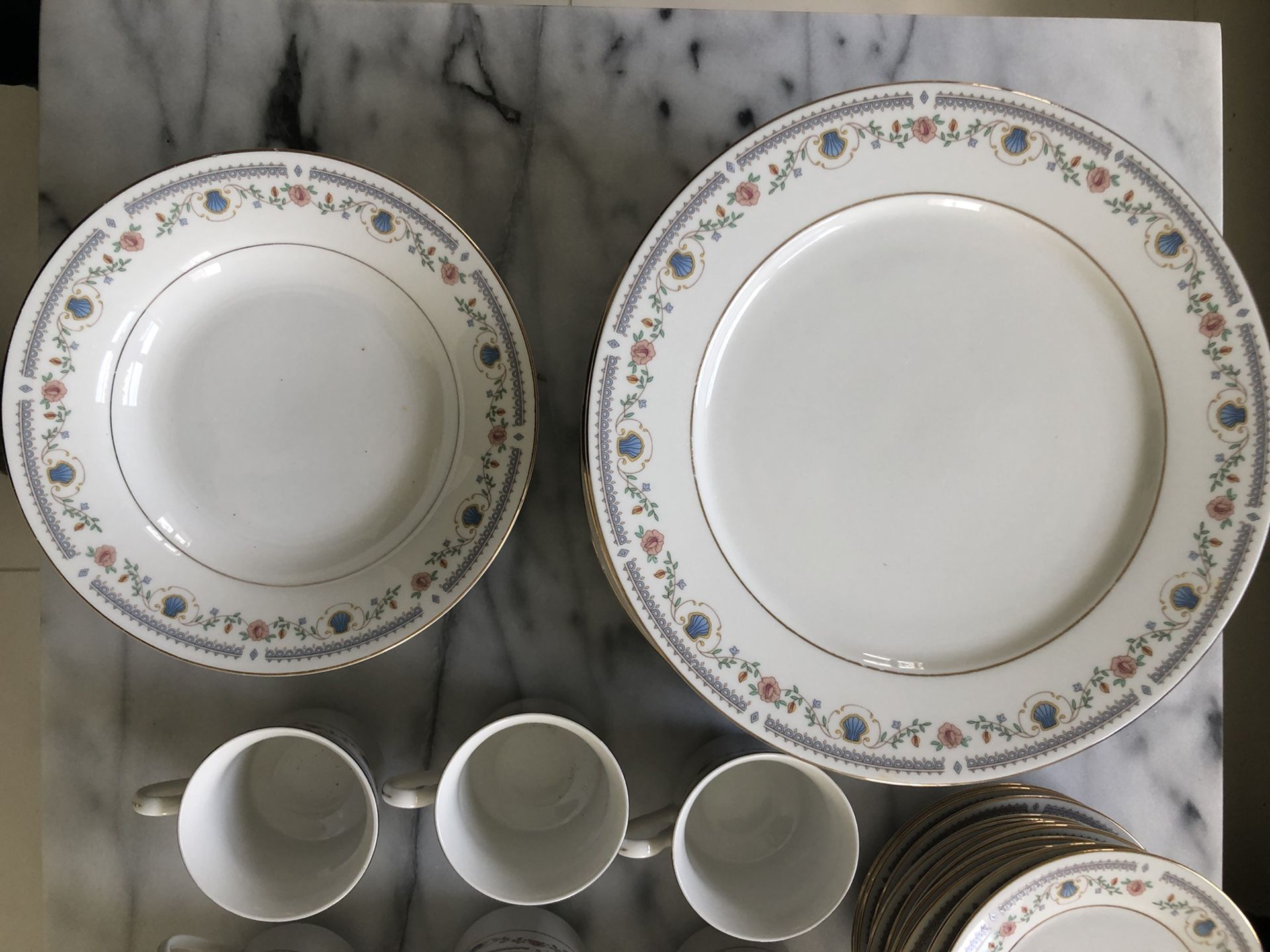 Tívoli China Dinnerware Ser #8305 (12 Person Set)