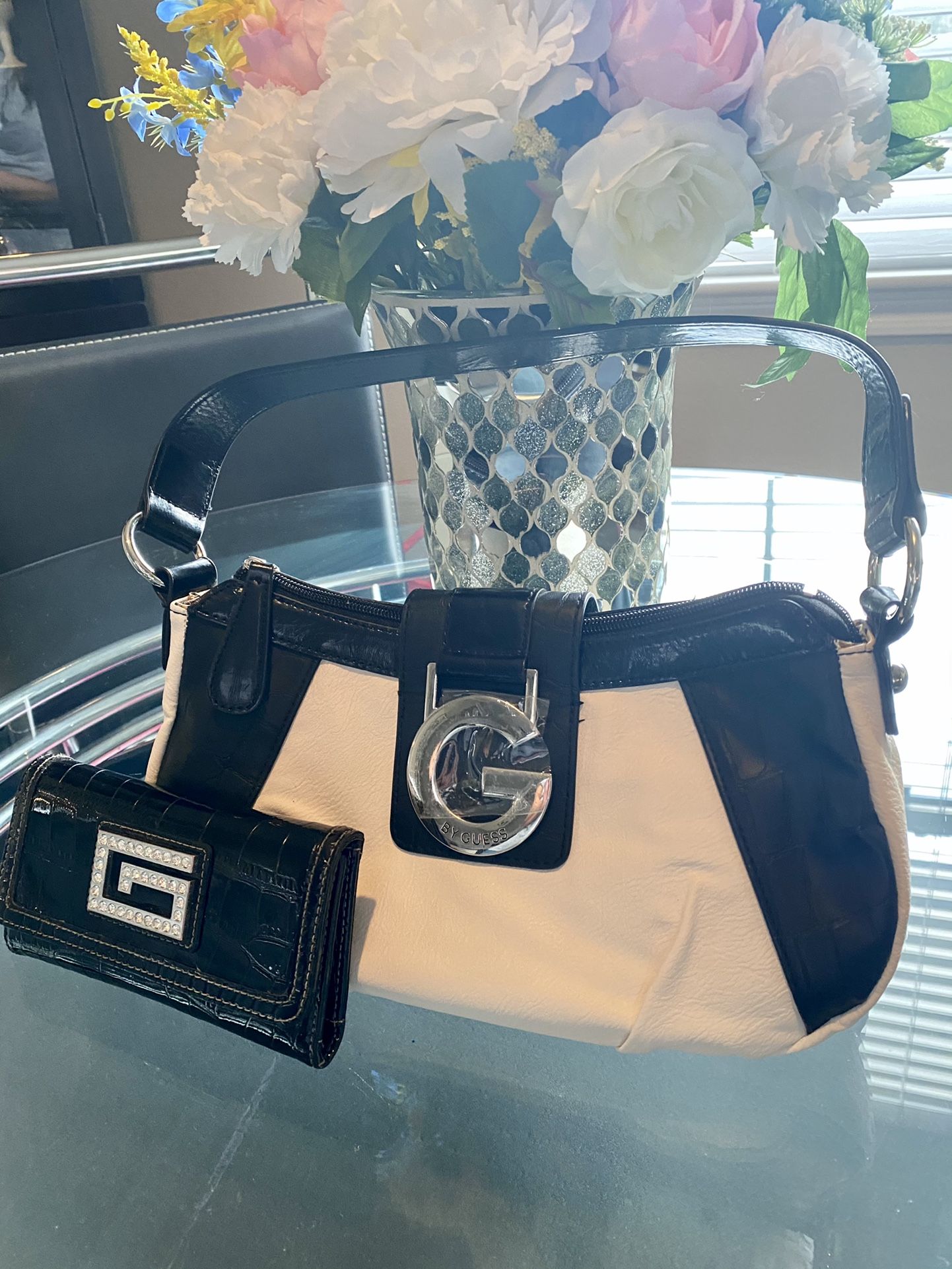 BRAND NEW BLACK & OFF- WHITE Guess HANDBAG w/ BLACK ‘G’ WALLET