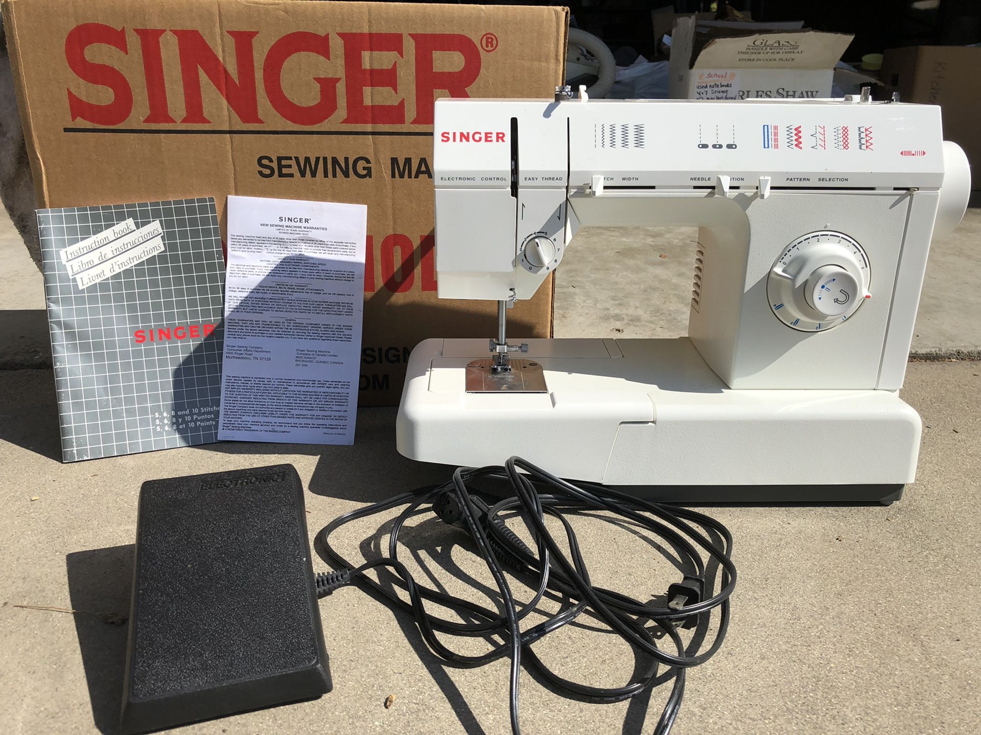 Singer sewing machine, model 5825c for Sale in Visalia, CA OfferUp